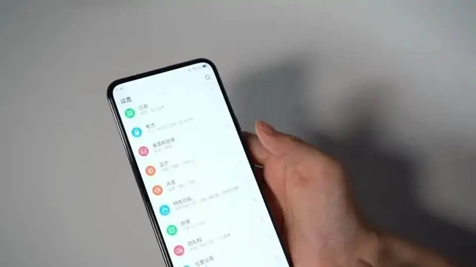 Samsung vai resolver problema da câmara escondida com IA