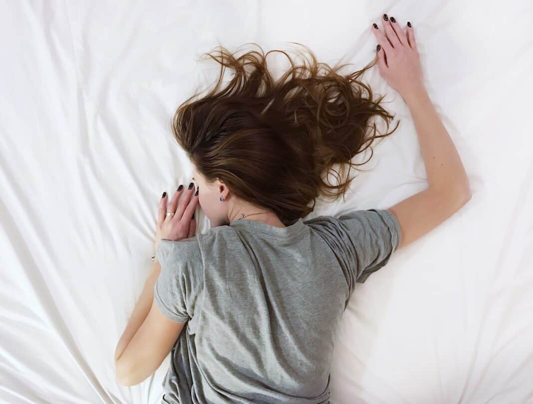 A forma como colocas a cama no quarto afeta o teu sono, fita na boca para dormir, smartwatch dormir