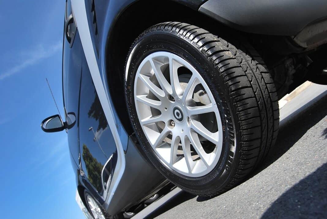 trocar o pneu, capacidade dos travões, erros a lavar o carro, pneus do carro, barulho no carro, alinhar a direção do automóvel