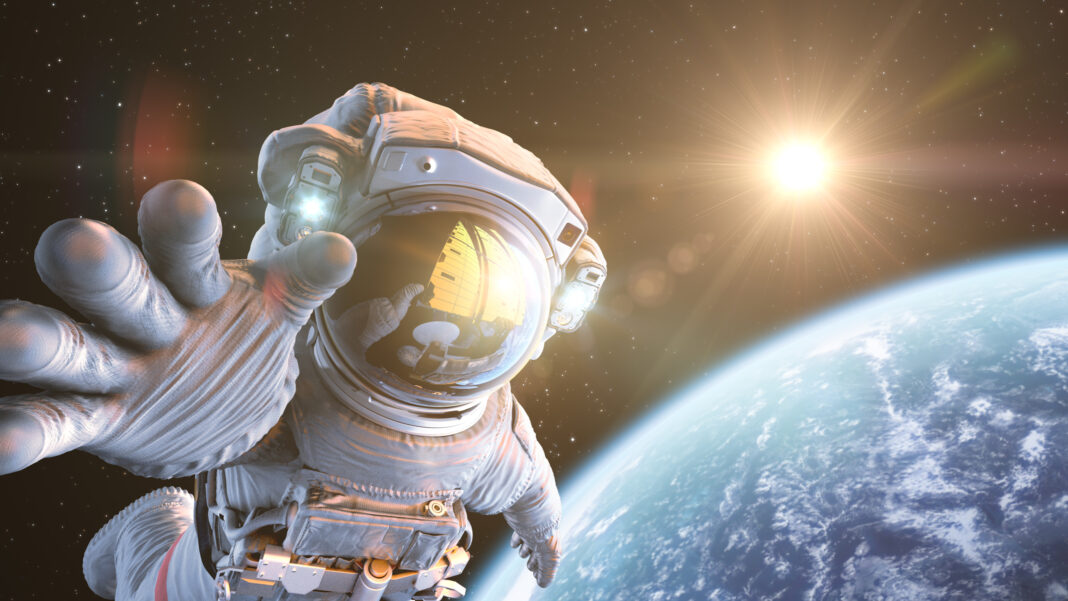 Astronaut in outer space disparar uma arma
